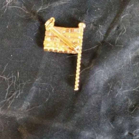 UNIQUE VTG AMERICAN FLAG LAPEL PIN/BROOCH W/BEAUTIFUL CRYSTALS SPIRAL POLE - Picture 5 of 5